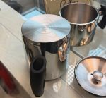 کتری قوری استیل کرکماز مدل استوانه ای با دسته های مشکی ح