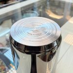 کتری قوری استیل کرکماز مدل استوانه ای براق با قپه و دسته مشکی ج