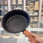 ماهیتابه چدن گرانیتی هاناتک در سه سایز مختلف ز