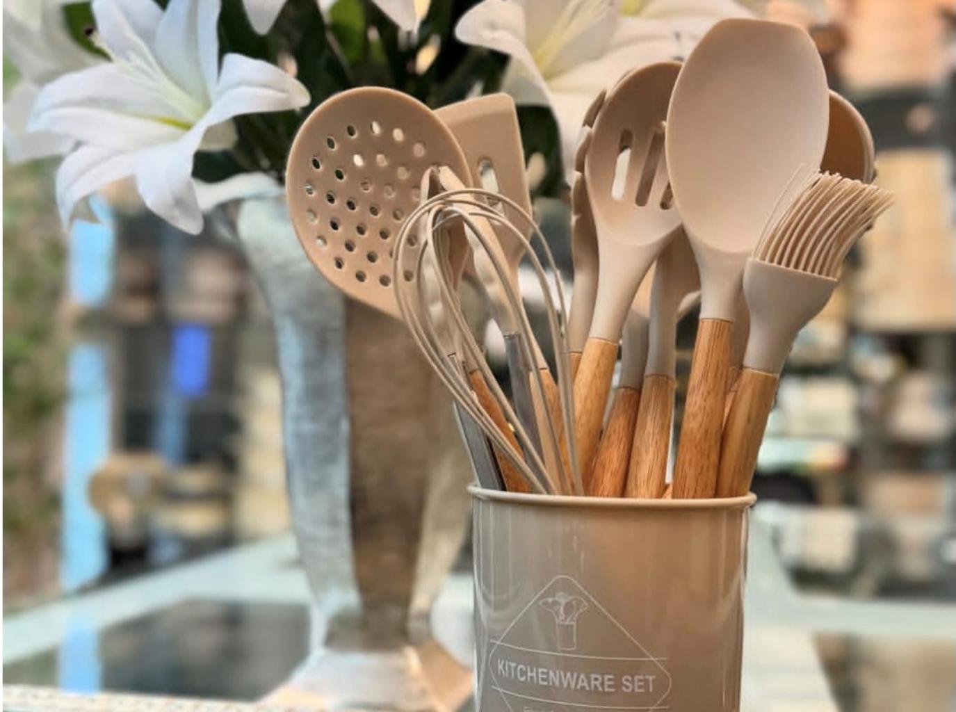 سرویس کفگیر ملاقه 13 پارچه کیچن وار ست مدل سلیکونیاز نمای نزدیک ب