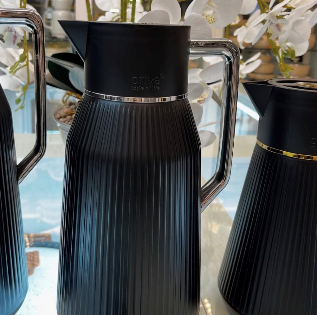 فلاسک شیشه صورتی برند orive د مشکی از زاویه کناری