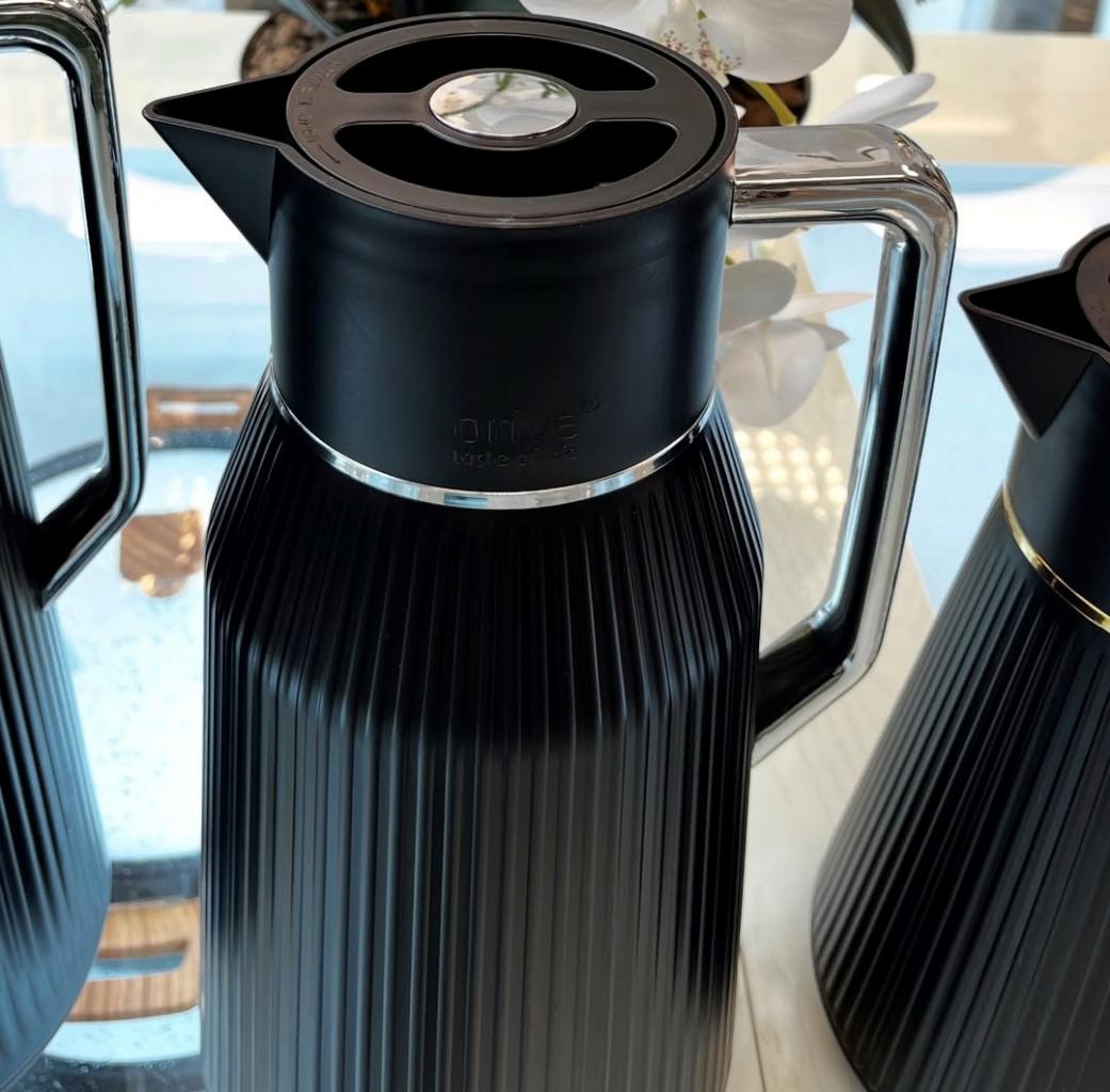 فلاسک شیشه صورتی برند orive د مشکی از زاویه کناری دسته و درب