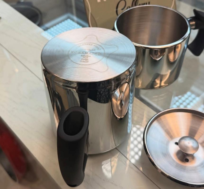 کتری قوری استیل کرکماز مدل استوانه ای با دسته های مشکی ح